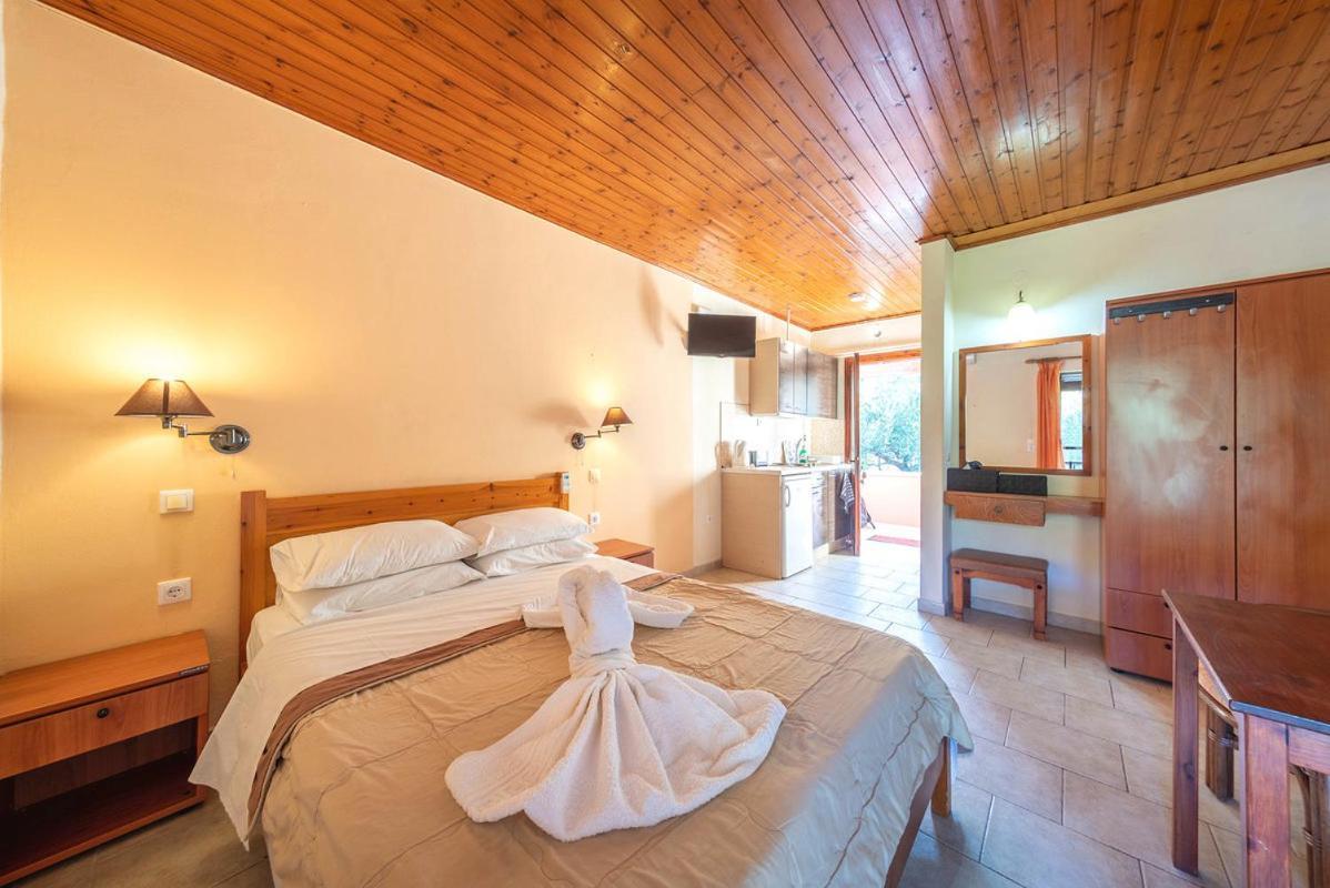 Mimosa Apartments With Pool Παλαιοκαστρίτσα Εξωτερικό φωτογραφία