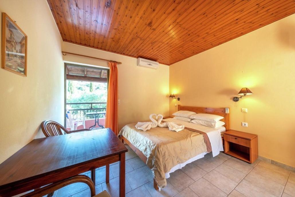 Mimosa Apartments With Pool Παλαιοκαστρίτσα Εξωτερικό φωτογραφία